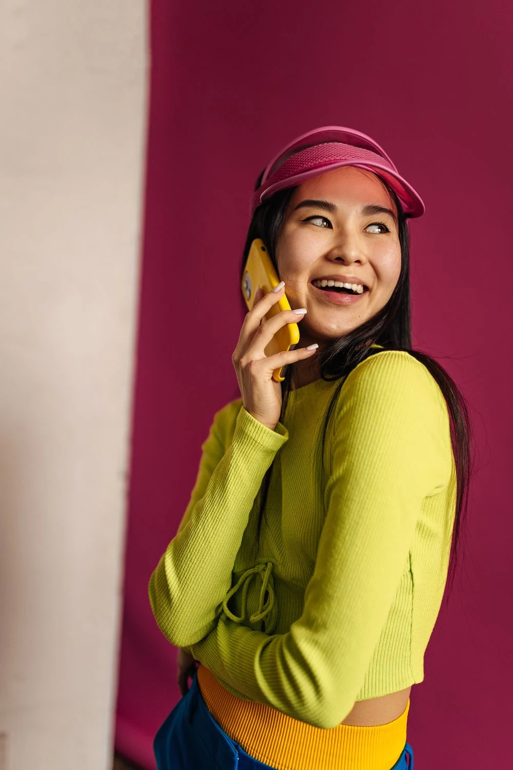 Retrato editorial de la protagonista sonriendo al teléfono