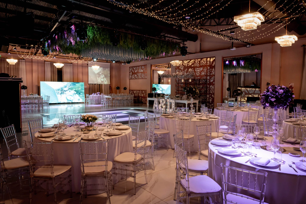 Interior de Jano’s Benavídez 1 preparado para una fiesta, con mesas, pista y arañas iluminadas
